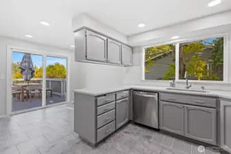 Breakfast nook onto massive entertaining trex deck