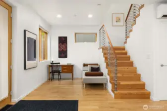 Near the entry the open office is easy to access while retaining coziness and privacy.