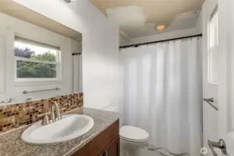 Primary Full En-suite Bathroom