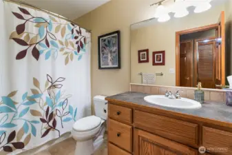 2nd floor full bathroom.