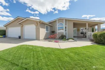 This great home in Sunrise East is super welcoming!