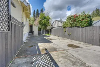 Large driveway to park 4 + vehicles