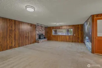 Large Family Room w/ Wood Burning Stove Insert