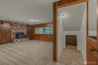 Large Family Room w/ Storage Closet