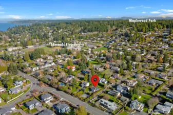 Exceptional Edmonds Bowl location close to schools and parks