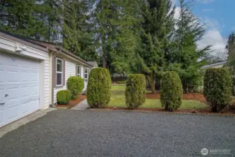 Single Car Garage & Large Driveway