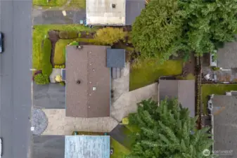 Woodmont area of Des Moines; located near shopping, light-rail, the Woodmont Public Library, Saltwater State Park & the Redondo boardwalk.