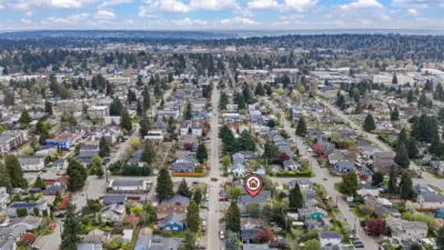 To the east and only 7 minutes away is light rail access, cinemas and many shopping options.