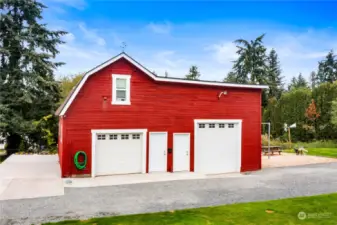 3-CAR BARN & SHOP W/DEEP RV DOOR SIDE WITH NEW UPPER APARTMENT & PLAYGROUND & RV PARKING ON THE SIDE AREAS