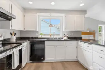 Bright kitchen w/newer appliances