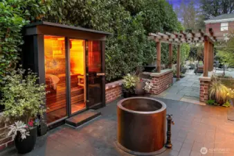 Discreetly tucked into the Outdoor Spa Retreat, a cedar sauna and cold plunge await—rituals of renewal framed by laurel hedges and warm evening light. Just steps from the Tower and Auto Court, this private wellness zone turns the everyday into ceremony.