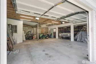 Fantastic Garage and Workshop!