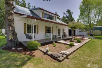 Brick Built Cottage with 4 Garage Bays!