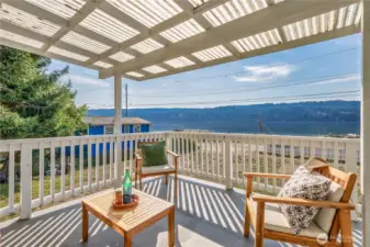 Manzanita beach cabin with 25' of waterfront
