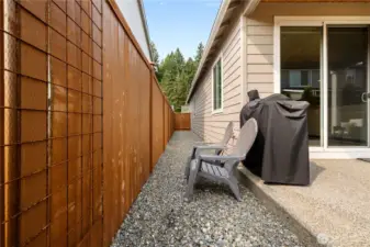 Gravel Side Patio – Low-maintenance gravel area off the covered patio, great for grilling, extra seating, or easy outdoor storage.