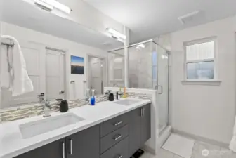 Prime bedroom en suite 3/4 bath