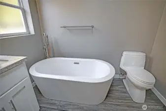 Freestanding Soaking Tub is Warm and Soft~