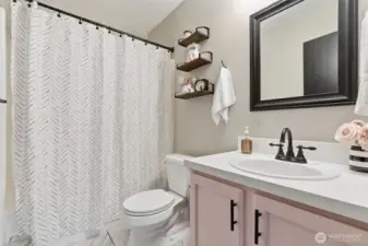 Full bathroom off the hallway