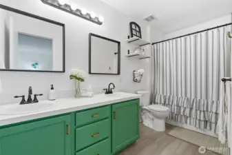 Large Primary ensuite with double sinks and bathtub