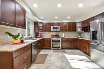 Double oven newer cabinets with soft close drawers