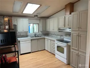 Spacious kitchen and plenty of cabintes