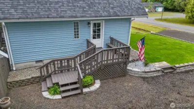Stairway leads you to the front entrance with built-in seating area to enjoy the outdoors and easily put your shoes on and off.