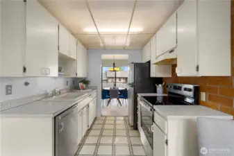 The perfect connection from dining room to eating space, can you imagine cooking in this perfect space?