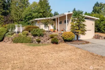 Welcome to the desirable Arrowhead neighborhood! Peaceful location and Northshore Schools.