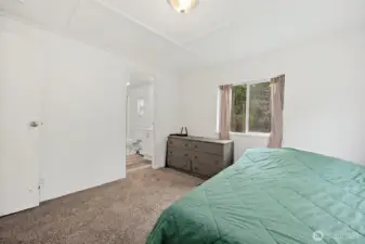 Primary Bedroom w/Private bathroom