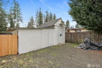 Outbuilding in the front driveway provides great storage!