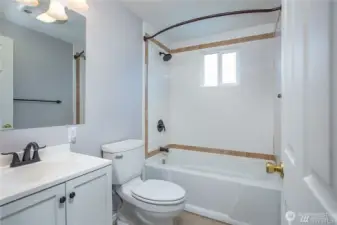 Full Bathroom (Main)
