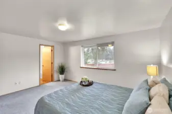 En-suite primary full bathroom.