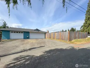 Convenient Alley Access