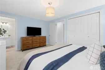 Primary suite w/ lots of space (King sized bed)