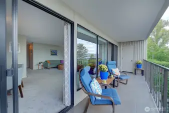 Enjoy your morning coffee with spectacular views of the Cascade Mountains and Lake Washington.