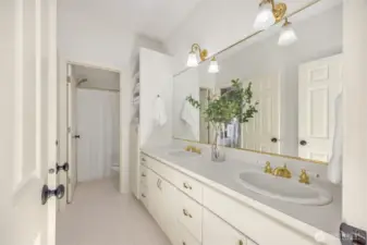 Jack and Jill bath