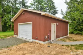 Great 24 x 24 garage/shop with 50 amp power