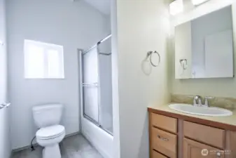 Full bath between the 2nd and 3rd bedrooms