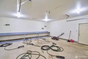 Nice work bench ready for all your projects