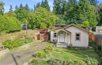 Charming bungalow on spcaious lot, with greens views and 2 sheds!