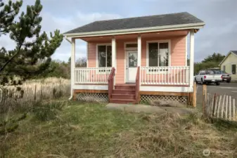 Welcome to this adorable beach cottage!