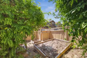 Room for raised garden beds with flexible options—add grass to expand the lawn, relocate the beds along the fence line, or transform the area into a larger hardscaped yard.