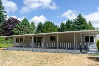 Welcome to this spacious double wide manufactured home with over 1400sqft of living space in delightful community of Horseshoe Lake Estates.