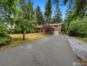 Long driveway. Perfect for RV's and boats.