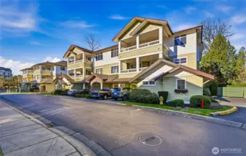 Meticulous maintained complex with plenty of guest parking and a lovely community.