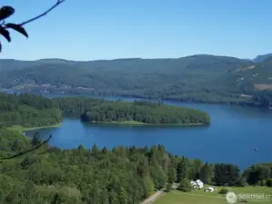 Beautiful Riffe Lake with park, boat launch, minuts away.