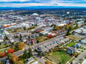 Perfect lock it & leave it lifestyle!  Close to the Art District, UW Tacoma Campus, Brewery District & commuter station.