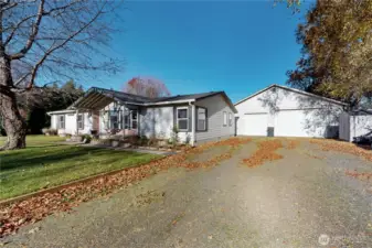 Front view with Shop