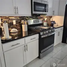 Appliances are GE, gas stove.