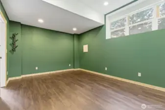 Shop office, very spacious, this multi purpose space could be turned into anything!